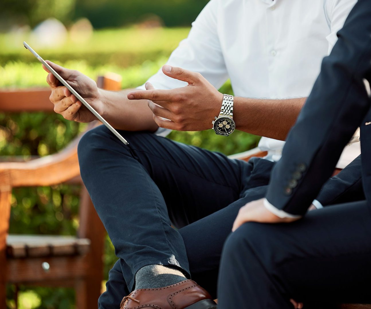 Aufs unternehmen zugeschnittene social media strategien um den Umsatz aber auch die bekantheit von hotels und restaurants zu steigern Eine Perso zeigt einer anderen Person etwas auf dem Tablet