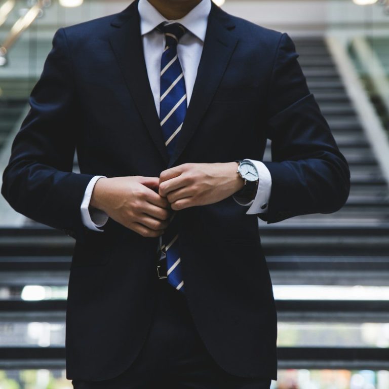Wir steigern die bekantheit und den umsatz von bereits aktiven Personal brands und start ups durch social media strategien zeigt einen Business man