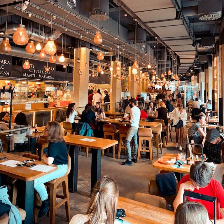 Wir steigern die bekanntheit und den Umsatz von restaurants durch Social Media Ein mit menschen Gefülltes Restaurant